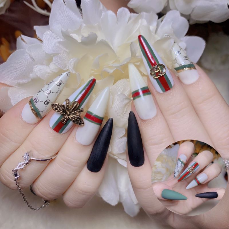 nail gucci phối màu xen kẽ