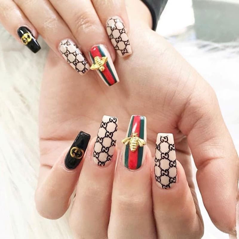 Nail Gucci họa tiết sọc vằn