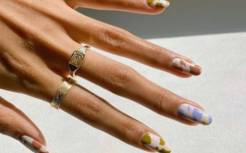 Nail họa tiết bò sữa nhiều màu 