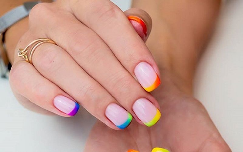 Nail họa tiết cầu vồng kiểu kẻ chỉ đầu móng