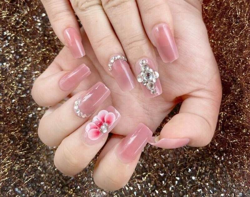 Nail hồng đính đá sang chảnh 