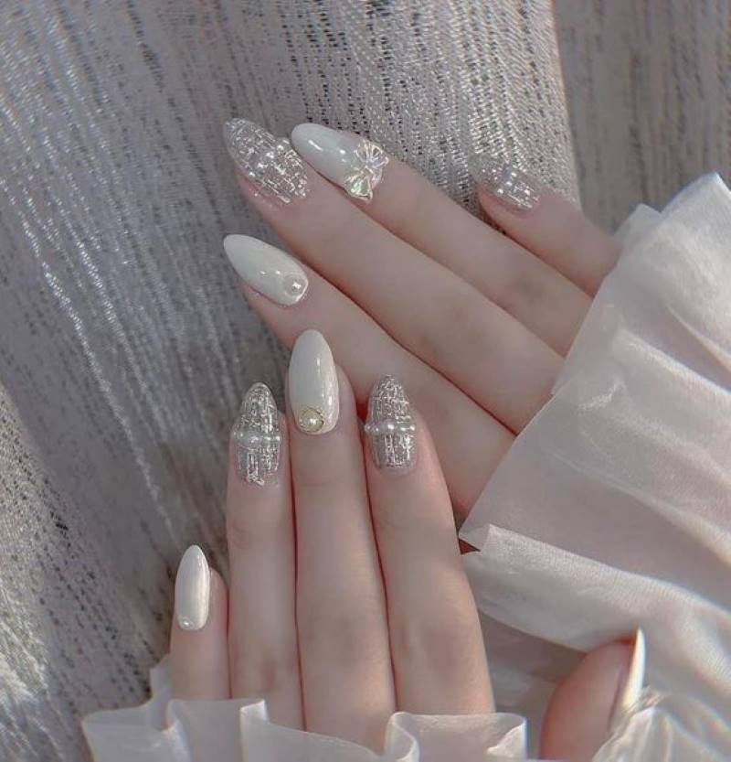 Mẫu nail đính đá hợp với người mệnh kim với phong cách thanh lịch, nhẹ nhàng