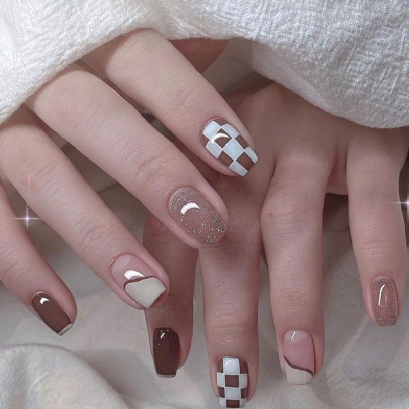 mẫu nail kẻ caro màu nâu pastel