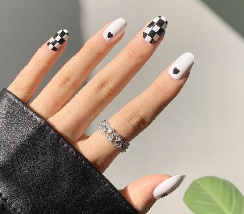 Những mẫu nail kẻ caro cá tính