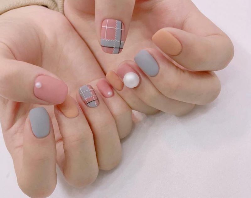 Nail kẻ caro màu pastel xinh yêu