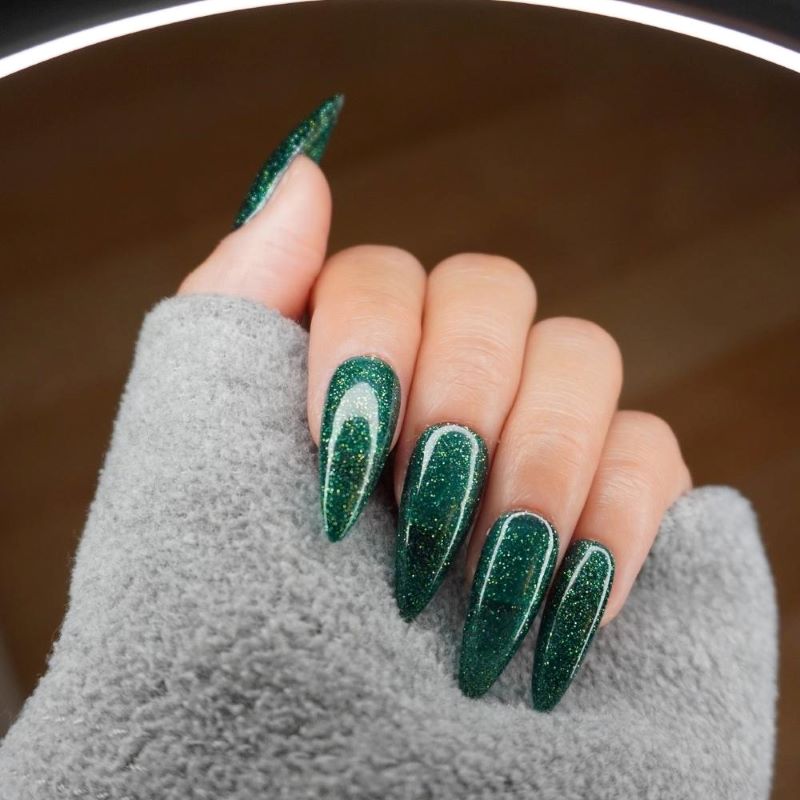 Những mẫu nail tay kim tuyến màu xanh lục đẹp mắt