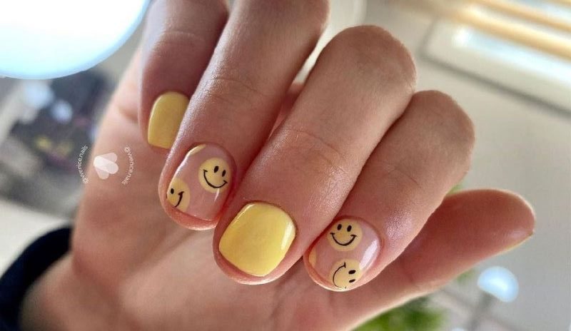 Nail mặt cười màu vàng tươi