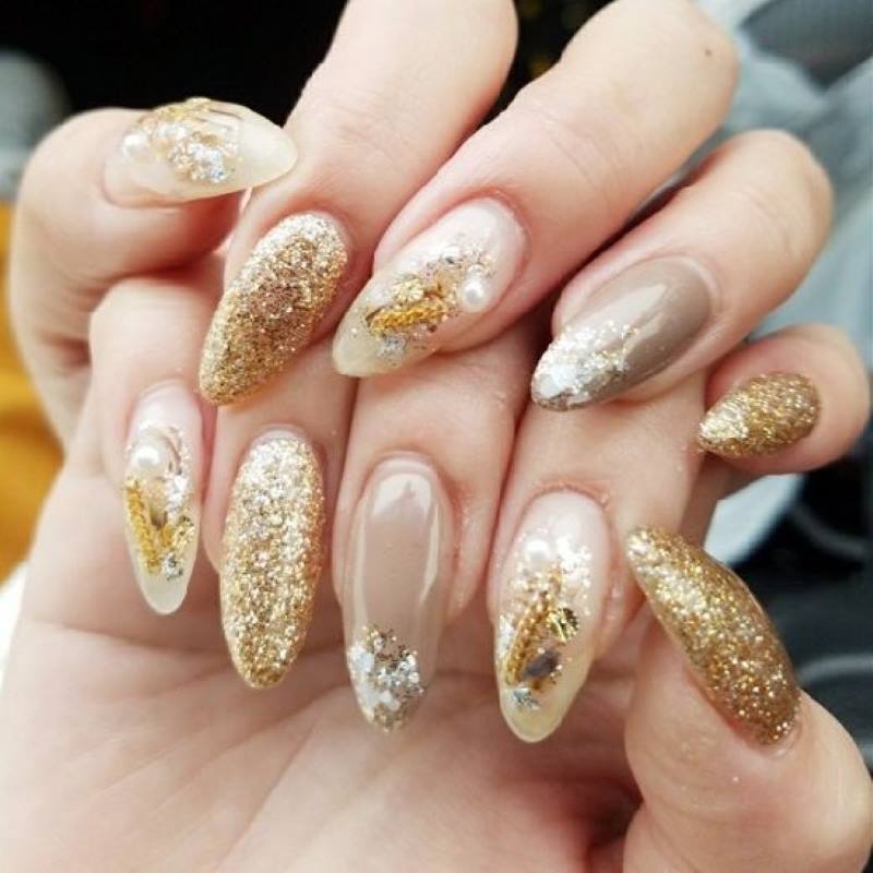 Mẫu nail màu cam đất đính đá 