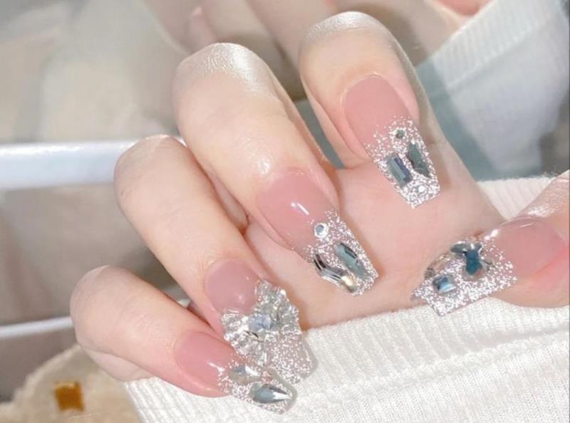 Ngọt ngào với nail hồng đính đá tiểu thư