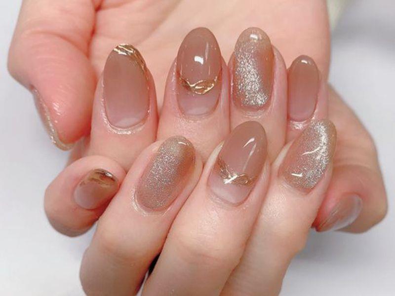 Nail màu nude đính nhũ sang chảnh 