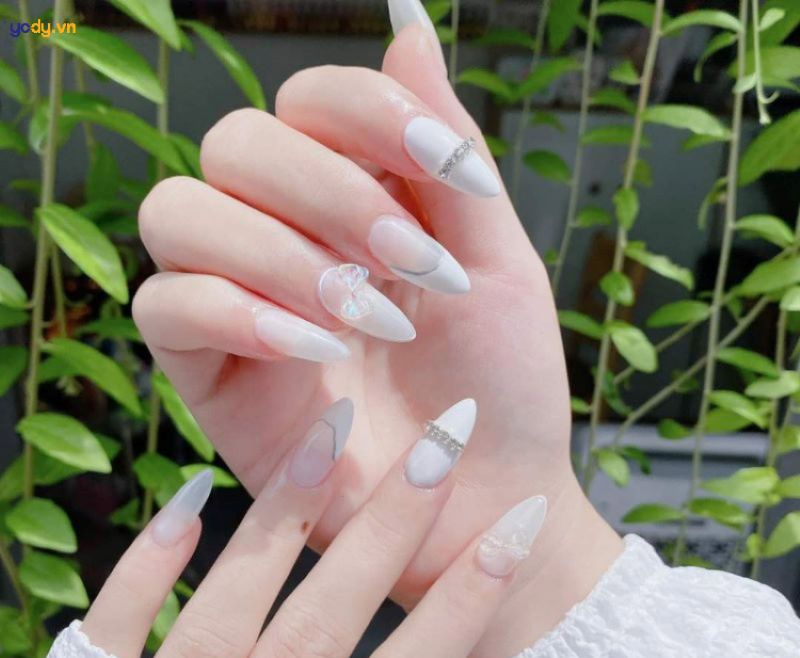 Nail màu trắng sữa nhẹ nhàng tiểu thư