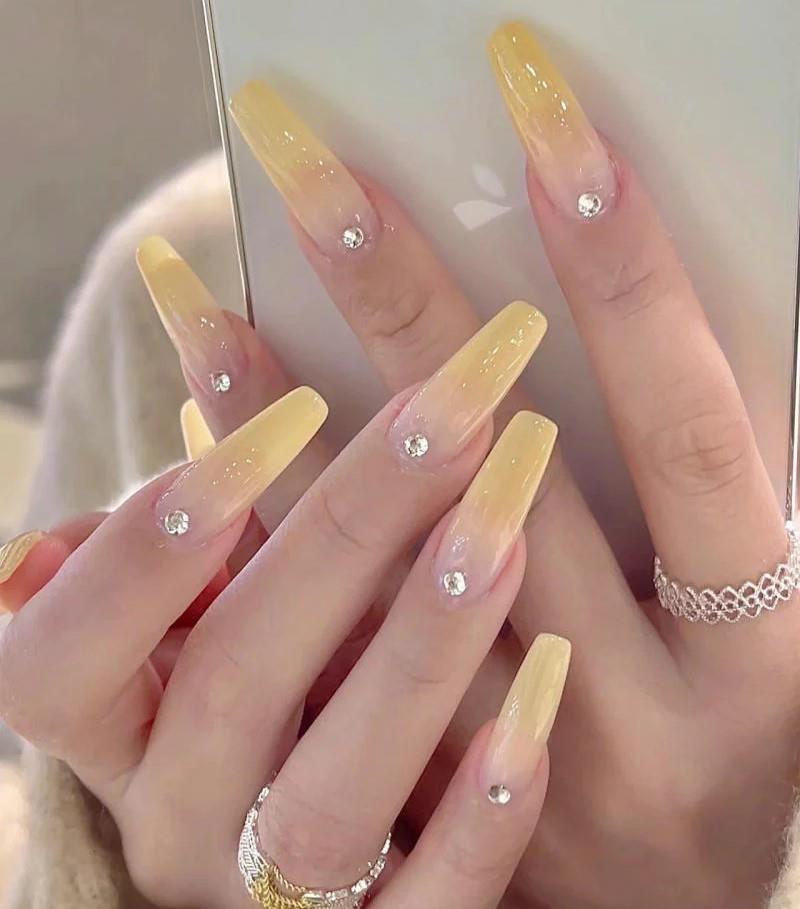 Nail ombre vàng giúp ngón tay thon thả 