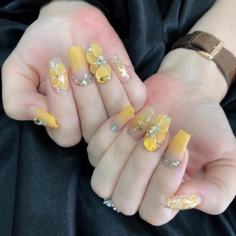 Mẫu nail màu cam đất đính đá