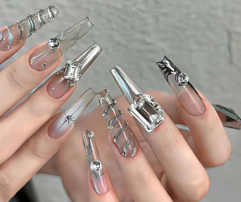 Cực ký sang chảnh với nail màu xám đính charm 