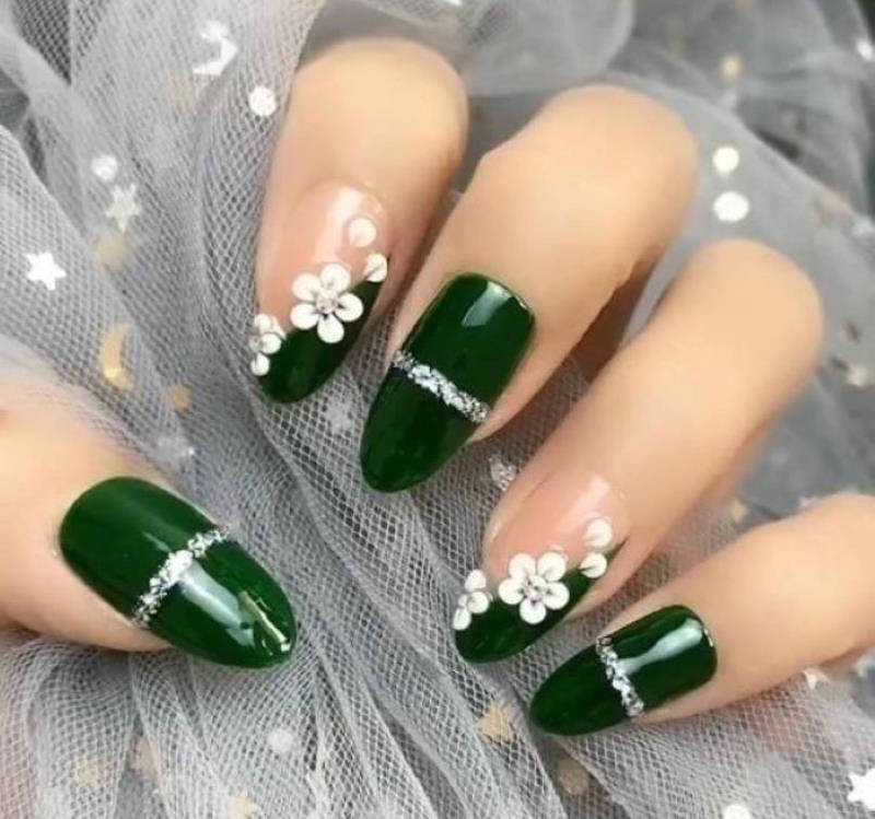 Nail xanh lá đậm sang trọng và quyến rũ