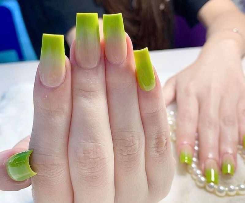 Mẫu nail màu xanh lá đẹp ombre nõn chuối đơn giản