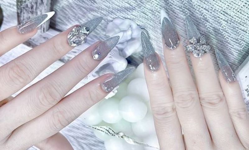 nail móng nhọ đính kim tuyến mix đá sang trọng 