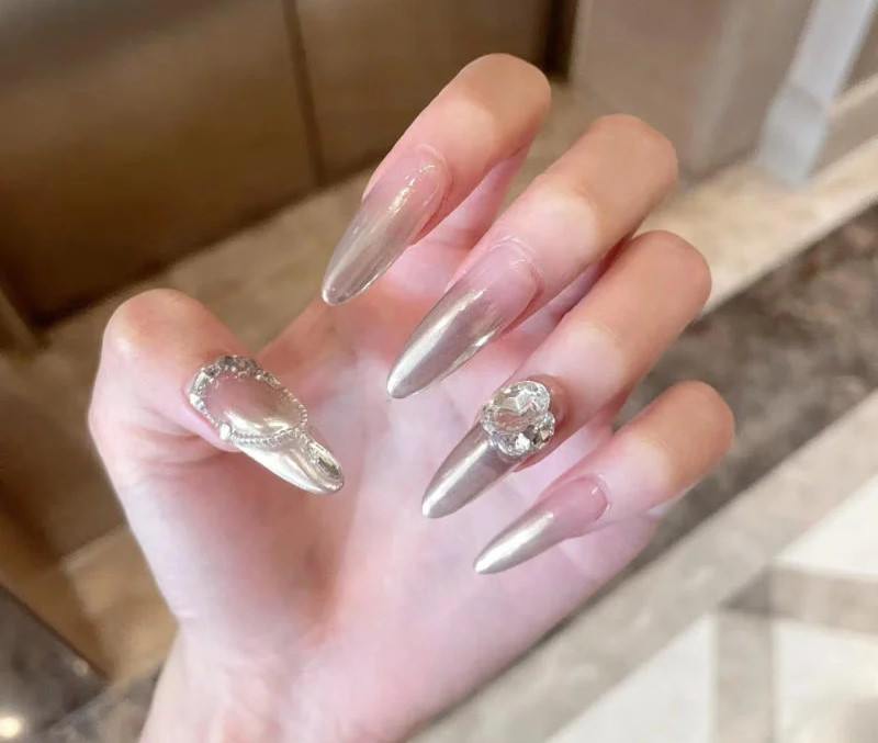 nail ombre bạc đính charm cho móng dài nhọn 