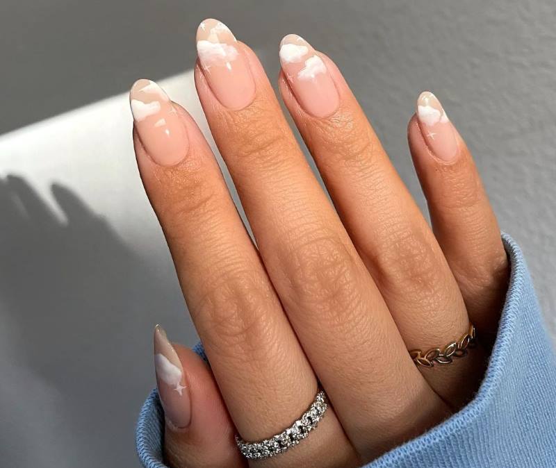 Sử dụng hoạ tiết đám mây quen thuộc cho mẫu nail đầu móng trắng nhẹ nhàng