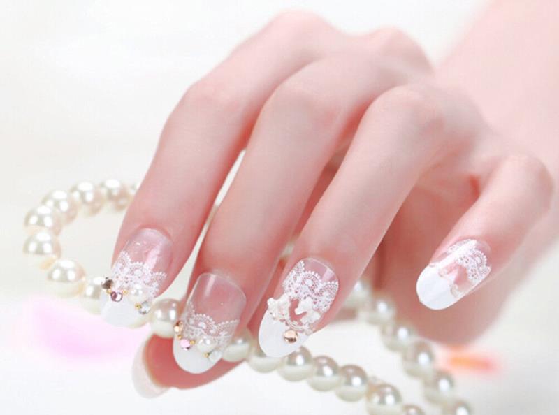 Mẫu nail sơn trắng đầu móng kết hợp hoạ tiết hoa lá cổ điển đầy sang chảnh