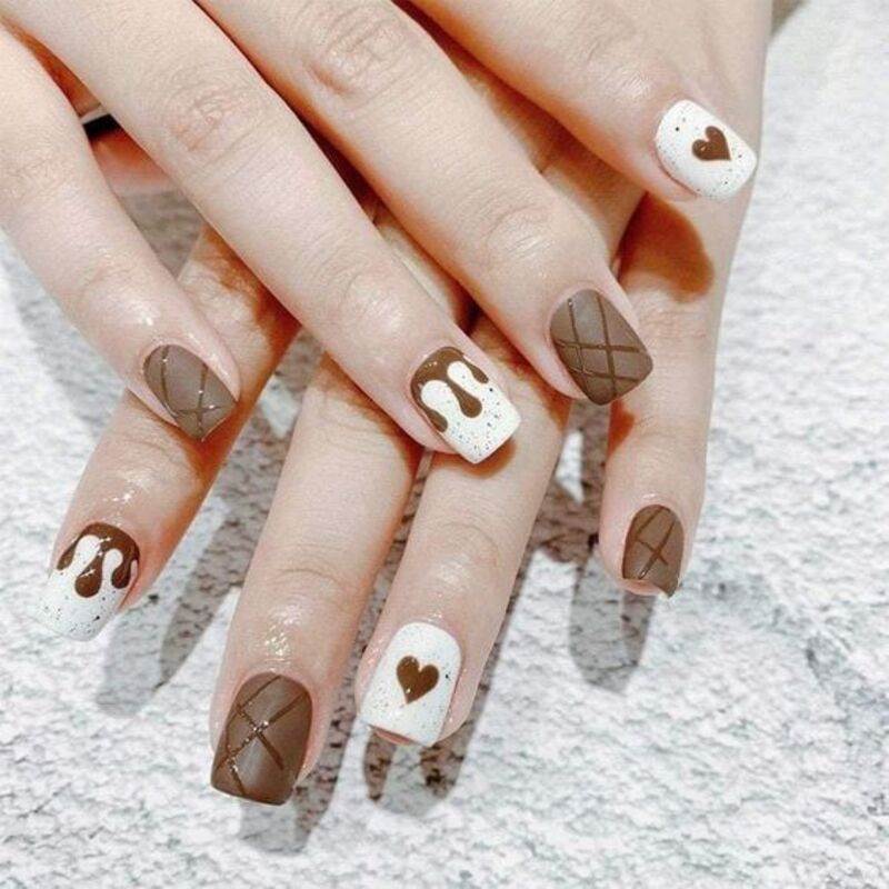 Nail nâu họa tiết trái tim dễ thương 