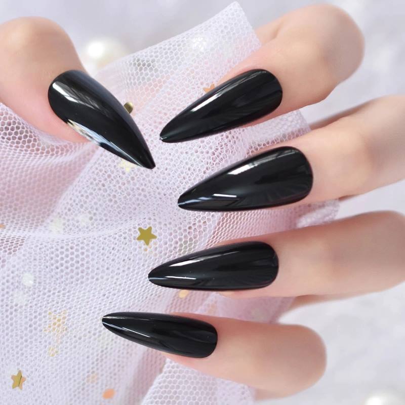 Mẫu nail móng nhọn đen tuyền ấn tượng 