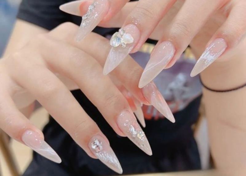 Nail nhọn màu hồng trong veo cho nàng 