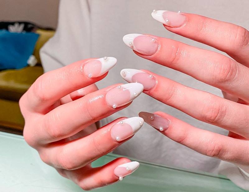 Mẫu nail sơn đầu móng trắng đơn giản kết hợp với đá cùng màu cho tổng thể hài hoà