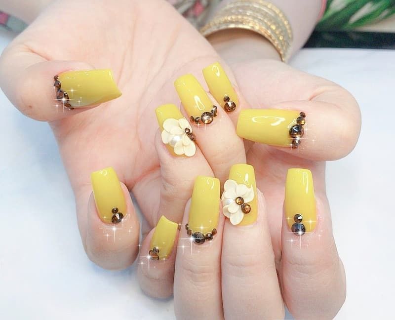 Mẫu nail màu vàng quý phái