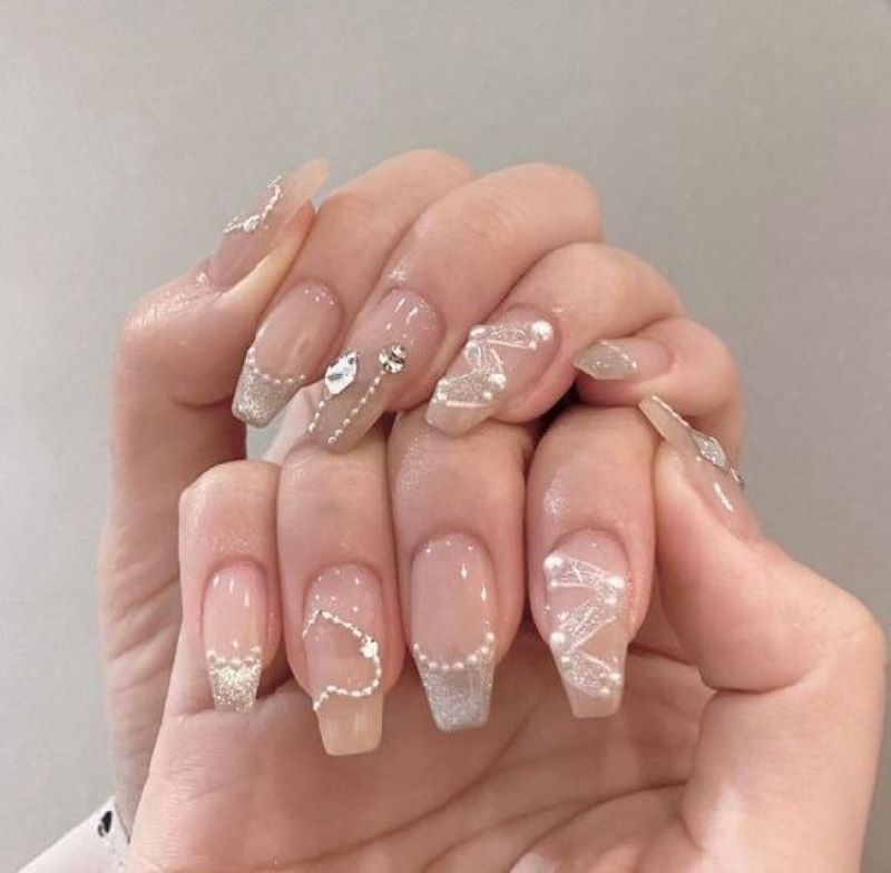 Nail hồng trắng nhẹ nhàng cho cô dâu 