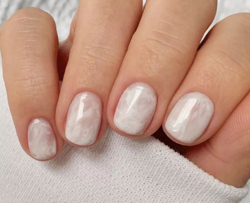 Nail màu trắng sữa loang cá tính cho nàng 