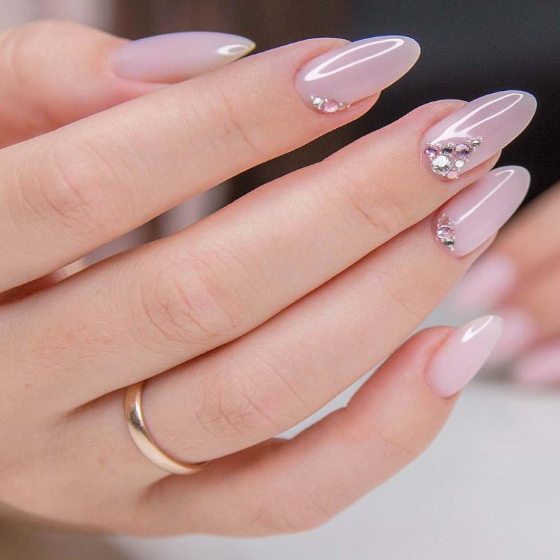 mẫu nail trơn đính đá đơn giản cho nàng thích sự nhã nhặn 