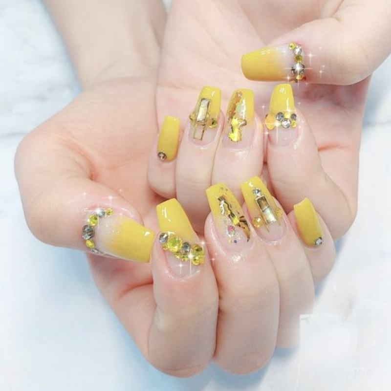 nail màu vàng đính đá sang trọng