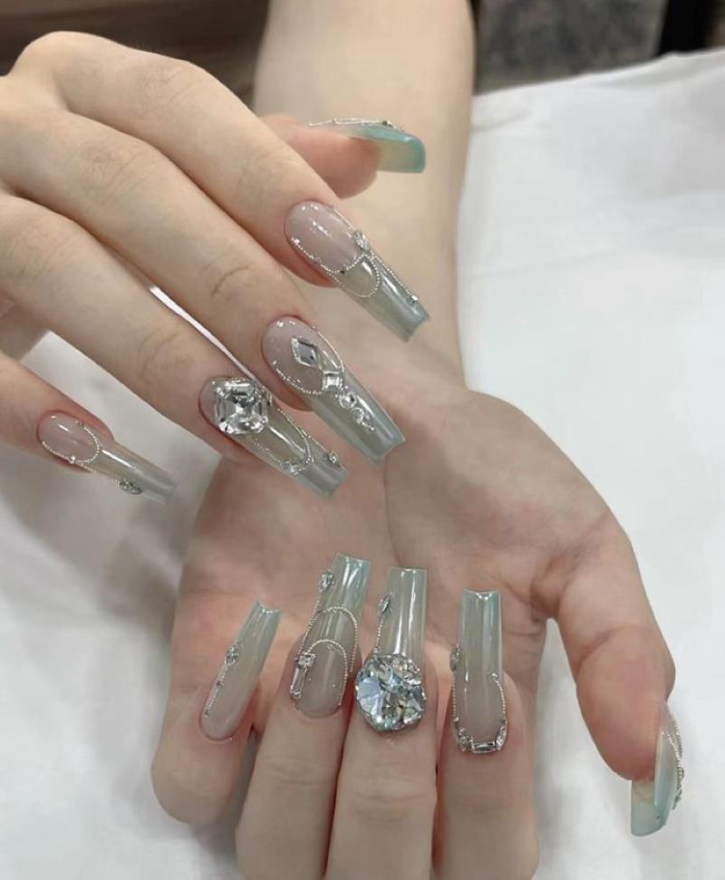 Mẫu nail màu xanh lá cây dài đính đá sang chảnh