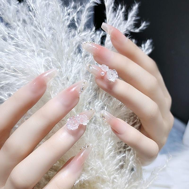 Nhẹ nhàng mà sang trọng cùng mẫu nail ombre dịu dàng 