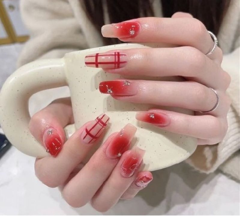 những mẫu nail kẻ caro hồng đào