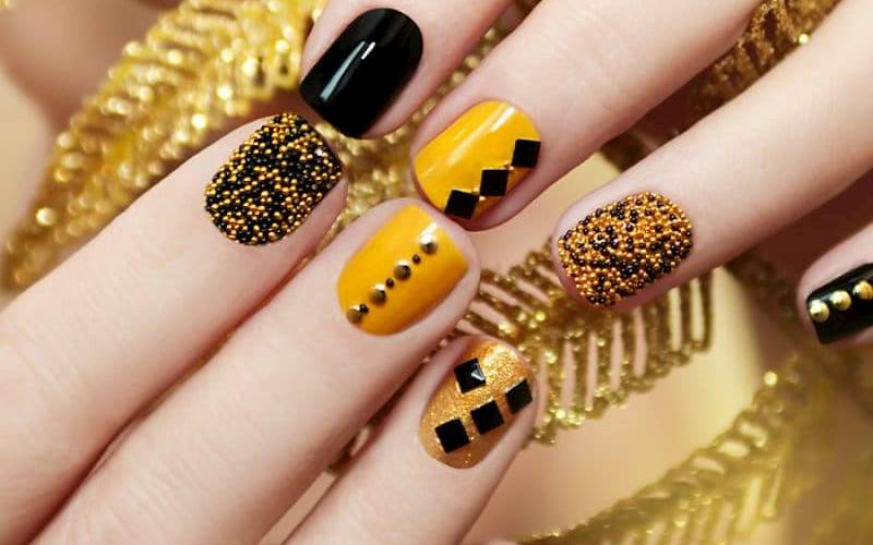 nail vàng đính đá cho móng ngắn