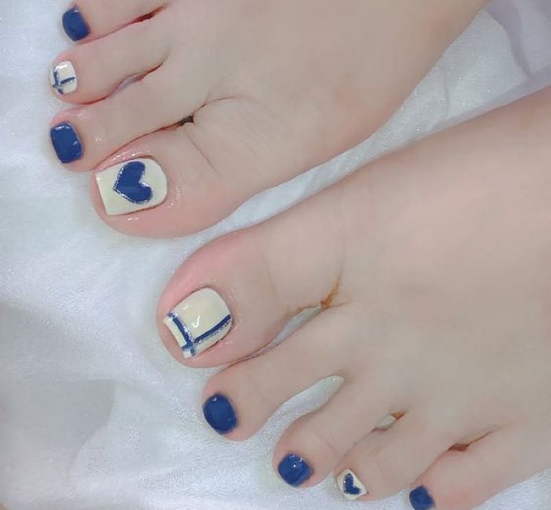 Nail sơn màu xanh trắng bắt mắt