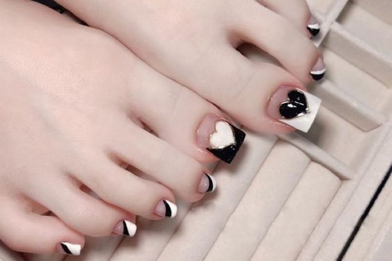 Top nail phong cách Hàn màu đen trắng