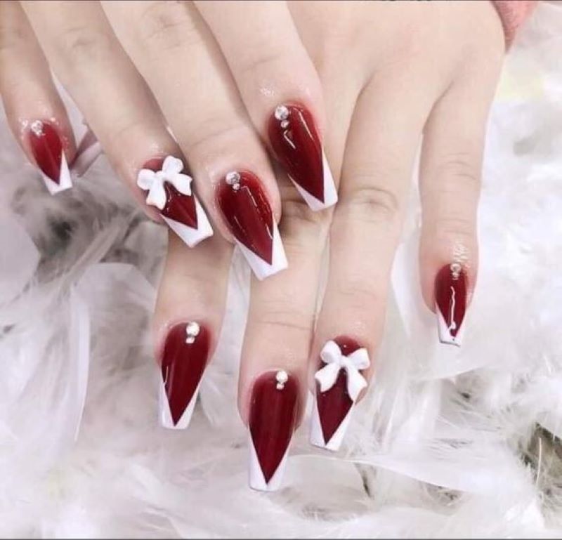 Nail đỏ mận đính nơ