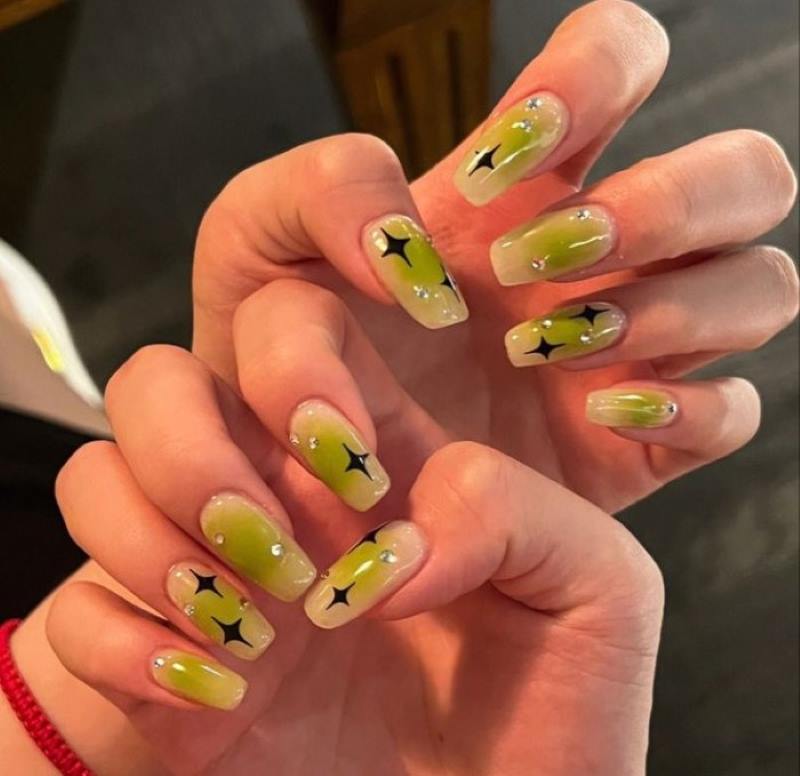 Mẫu nail xanh nõn chuối kiêu kỳ dành cho cô nàng thanh lịch