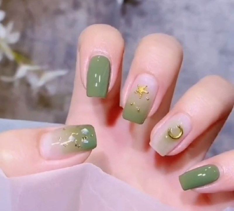 Nail xanh lá pastel ombre trang trí trăng sao bí ẩn