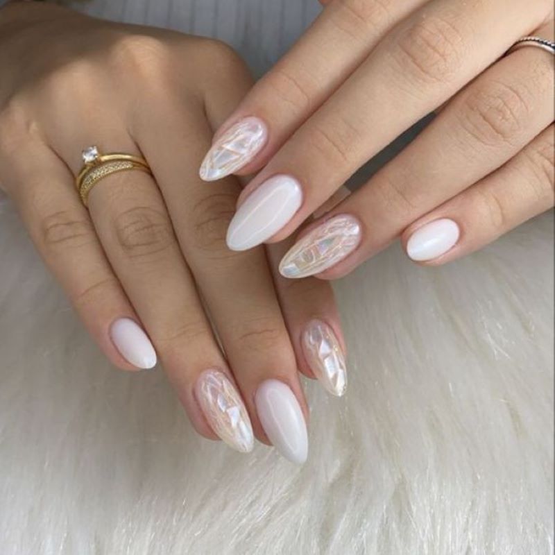 Nail màu gạo ẩn xà cừ form nhọn