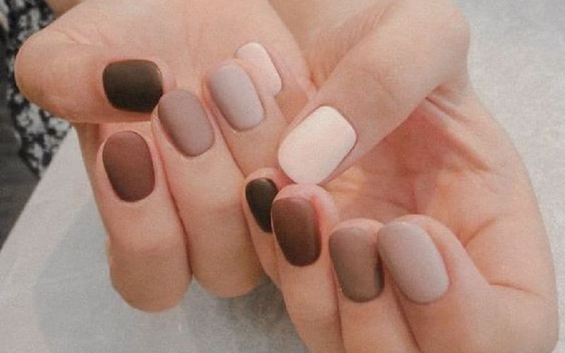 Mẫu nail trơn màu nâu nude thanh lịch nàng có thể tham khảo 