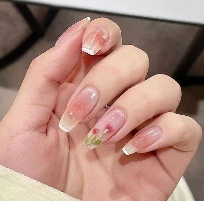 Mẫu nail vẽ hoa nhẹ nhàng mà xinh cho móng dài