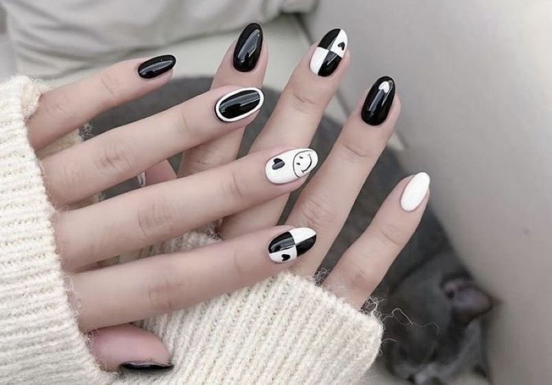 Đơn giản nhưng không nhàm chán cùng mẫu nail đen trắng thêm chút hoạ tiết 