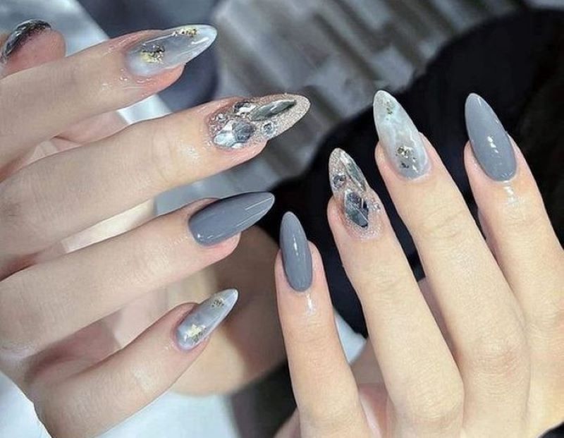 Sơn nail đơn giản phối charm đá