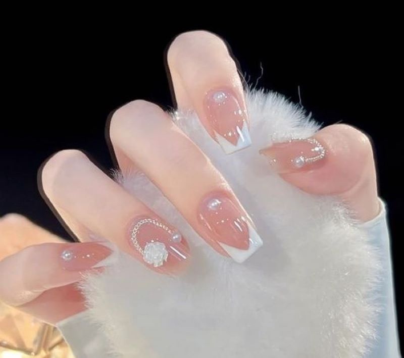 Nail hồng thạch gel kết hợp vẽ đầu móng và gắn charm