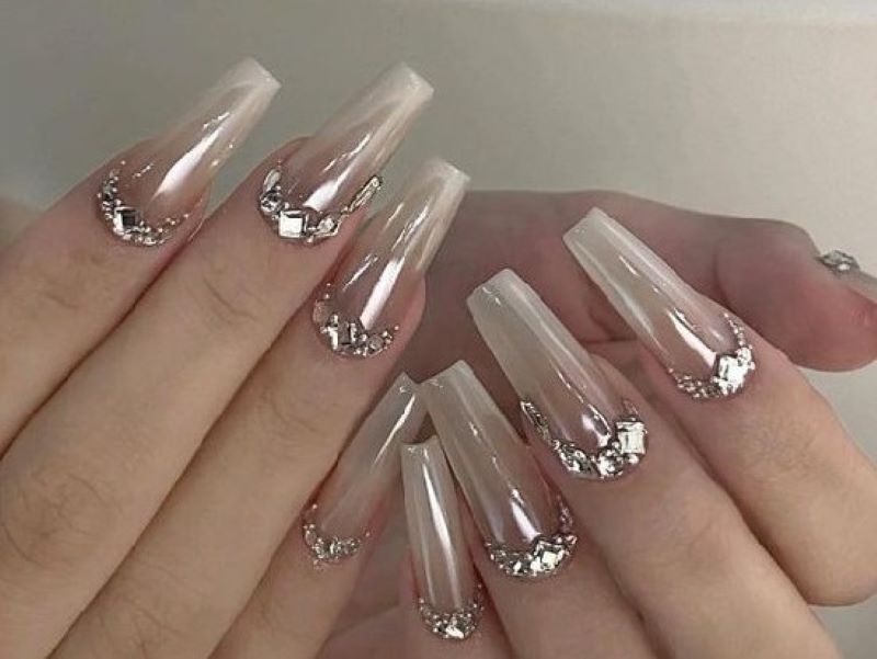 Đôi tay thanh thoát hơn với mẫu nail tráng bạc quyến ũ