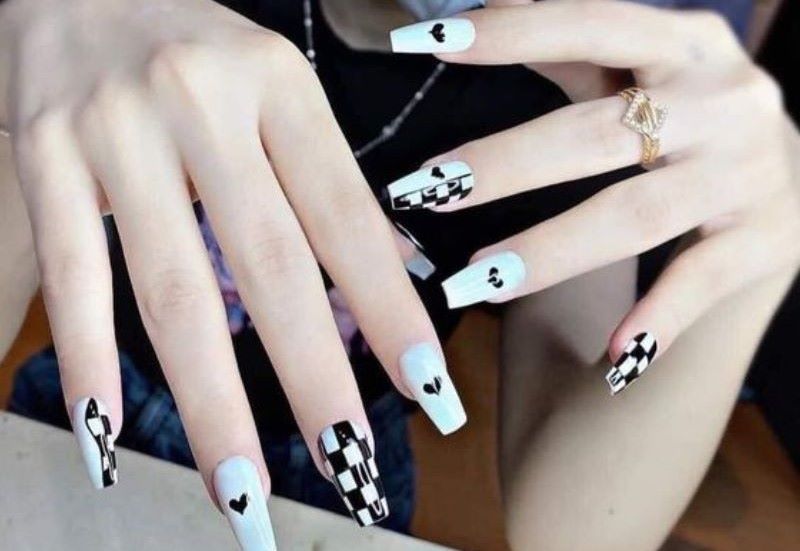 Nail tay cho móng dài caro kết hợp trái tim tăng sự mới lạ